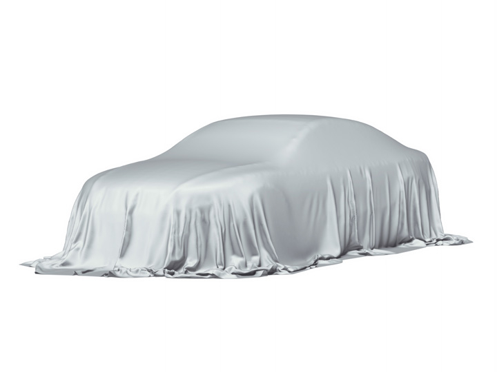 Ein Auto, das mit einem silbernen Tuch bedeckt ist, auf einem weißen Hintergrund.