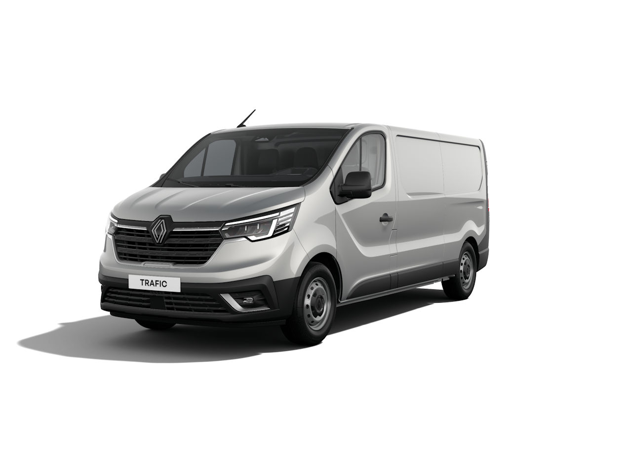 Silberner Renault Trafic Transporter, rechte Vorderansicht, auf weißem Hintergrund.