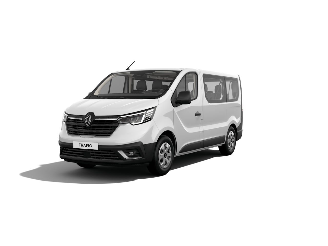 Weißer Renault Trafic Transporter, seitlich fahrend, mit Platz für mehrere Passagiere.