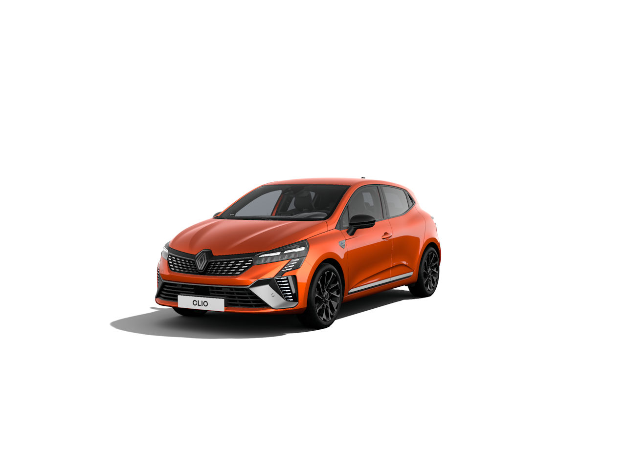 Ein orangefarbener Renault Clio, modern designt mit sportlichem Look, auf weißem Hintergrund.