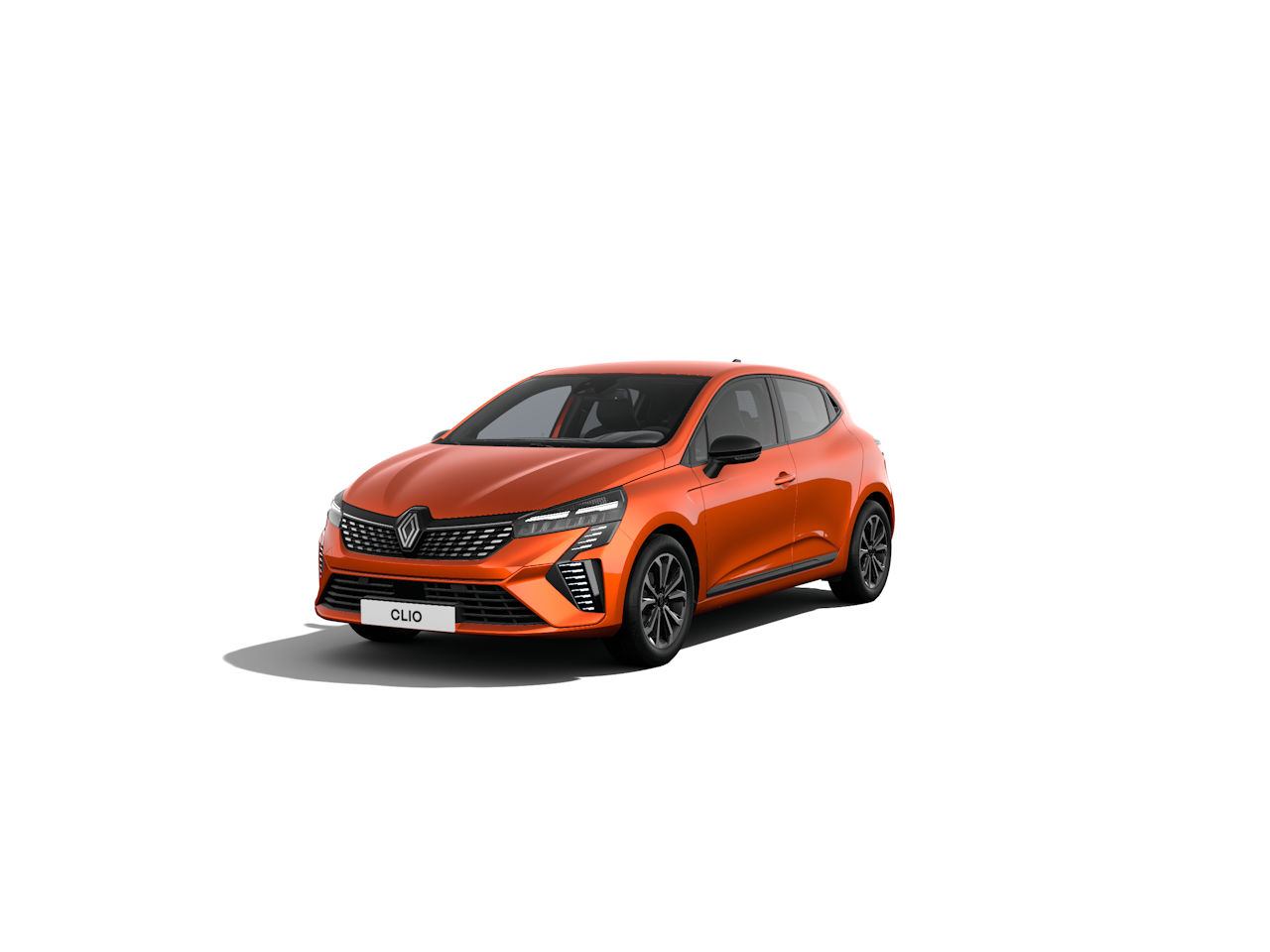 Renault Clio in leuchtendem Orange, vorne seitlich mit modernem Design, auf weißem Hintergrund.