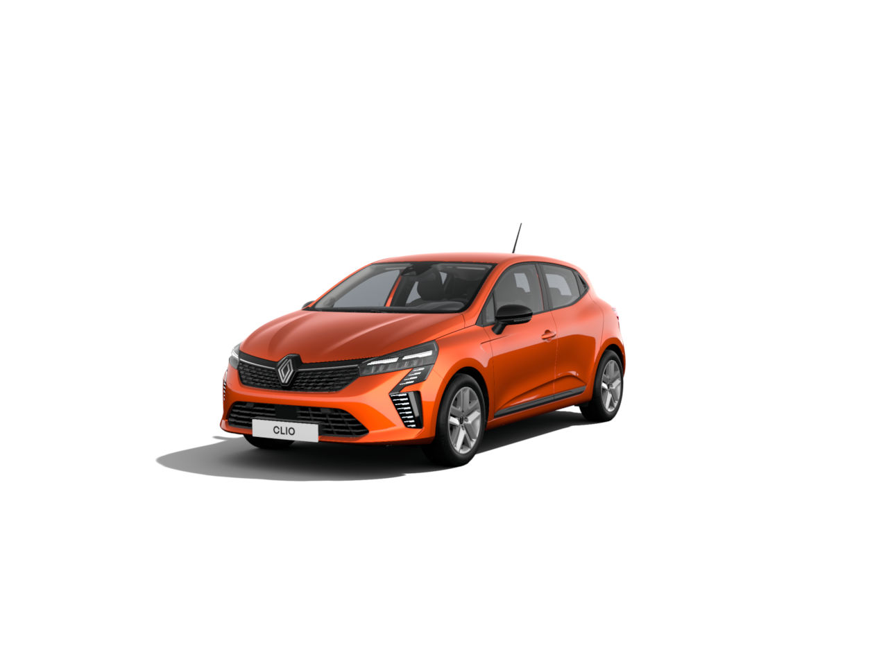 Ein orangefarbener Renault Clio, präsentiert in einer Frontansicht auf weißem Hintergrund.