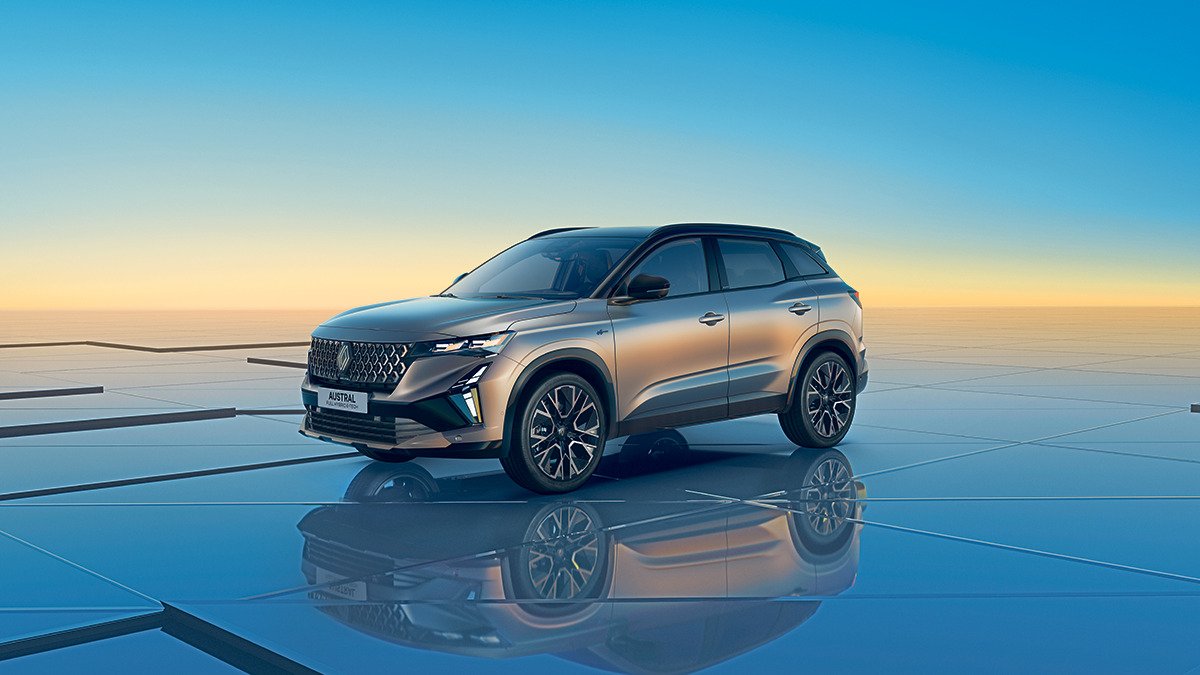 Ein moderner SUV mit elegantem Design steht auf einer reflektierenden Fläche unter einem blauen Himmel.