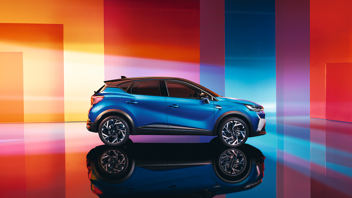 Neues blauer SUV bei buntem Hintergrund, die Seite mit reflektierenden Oberflächen sichtbar.