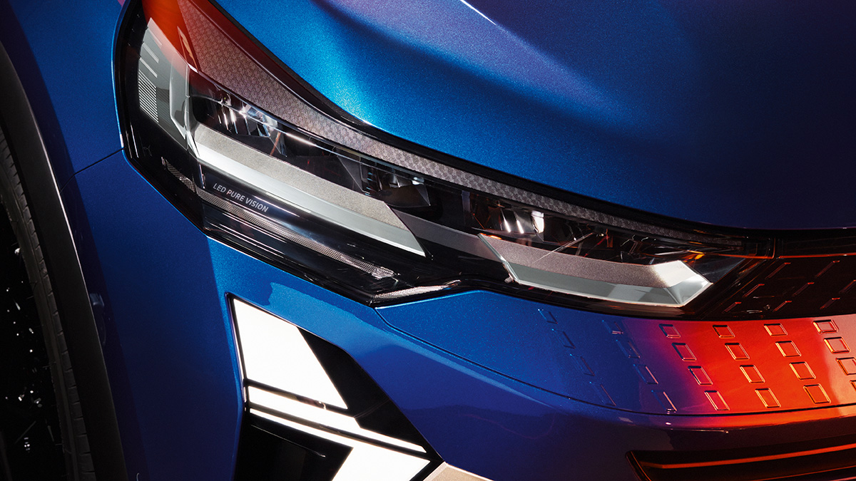 Detailaufnahme der Scheinwerfer eines blauen Autos mit modernem LED-Design und markanten Linien.