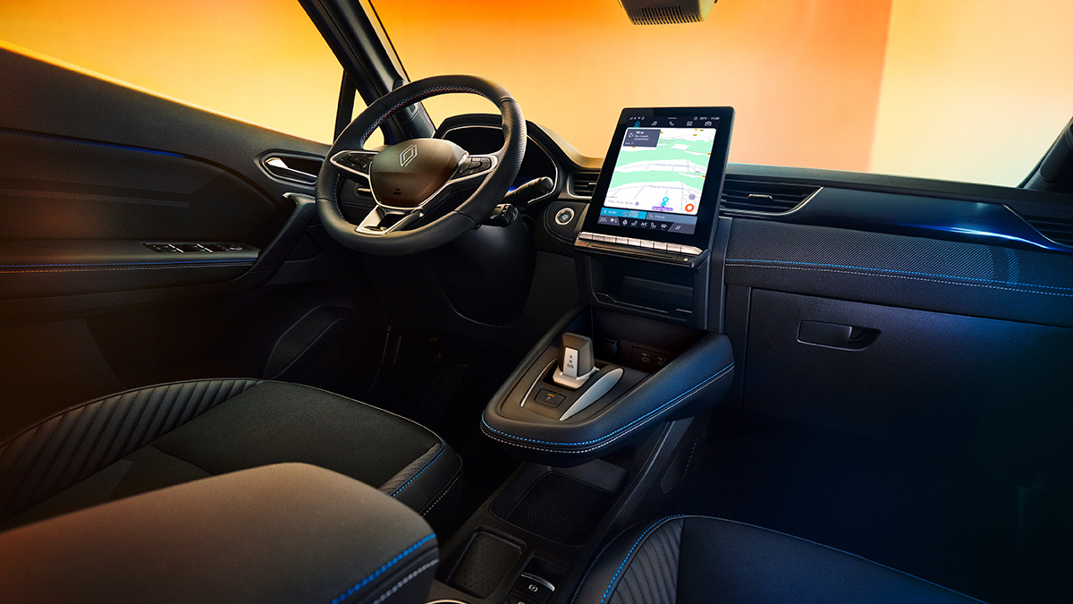 Innenansicht eines modernen Autos mit einem großen Touchscreen und stilvollem Armaturenbrett.