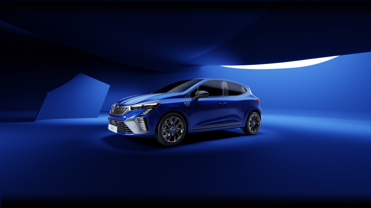 Ein moderner blauer PKW steht in einem futuristischen blauen Raum mit sanfter Beleuchtung.