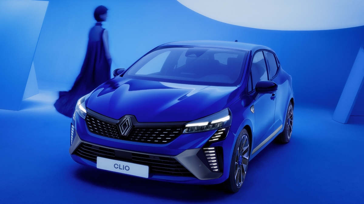 Ein blauer Renault Clio vor einem blauen Hintergrund mit einer Person im Schatten.