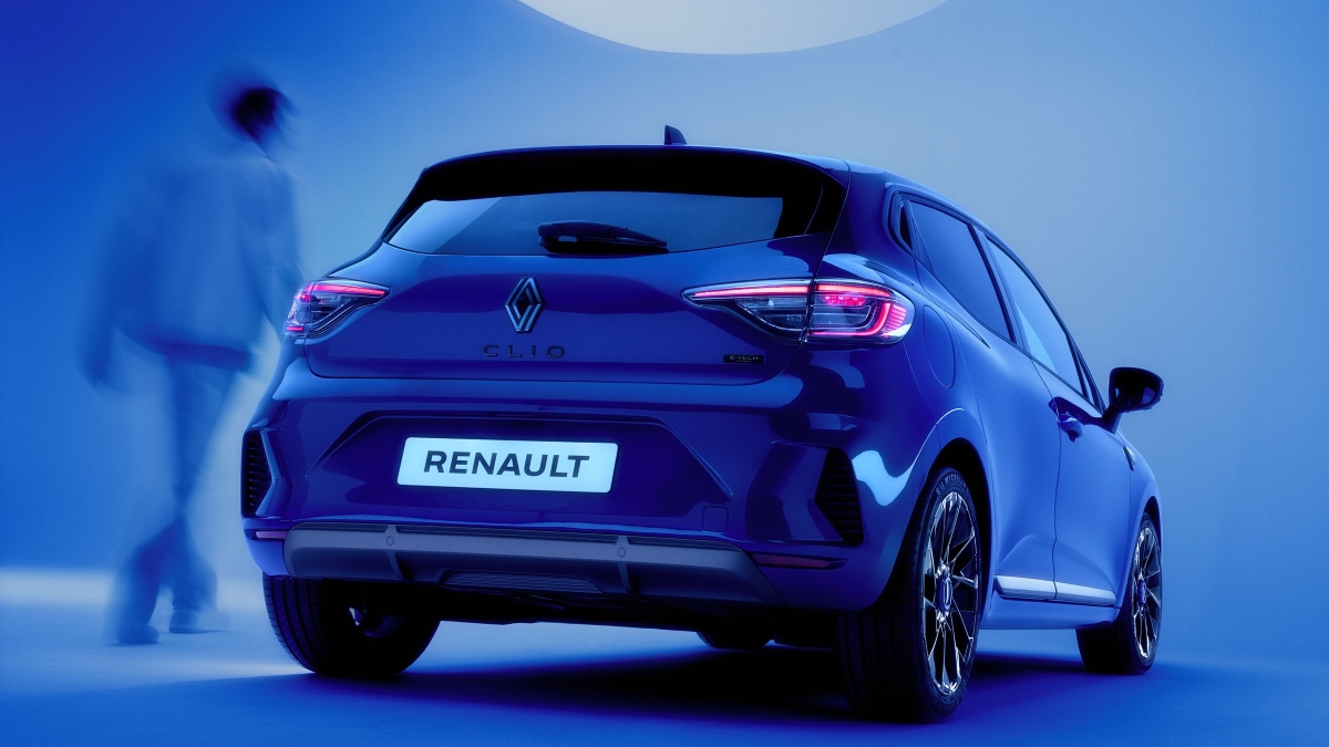 Ein neuer Renault Clio in blauer Beleuchtung, von hinten mit einem Schatten im Hintergrund.