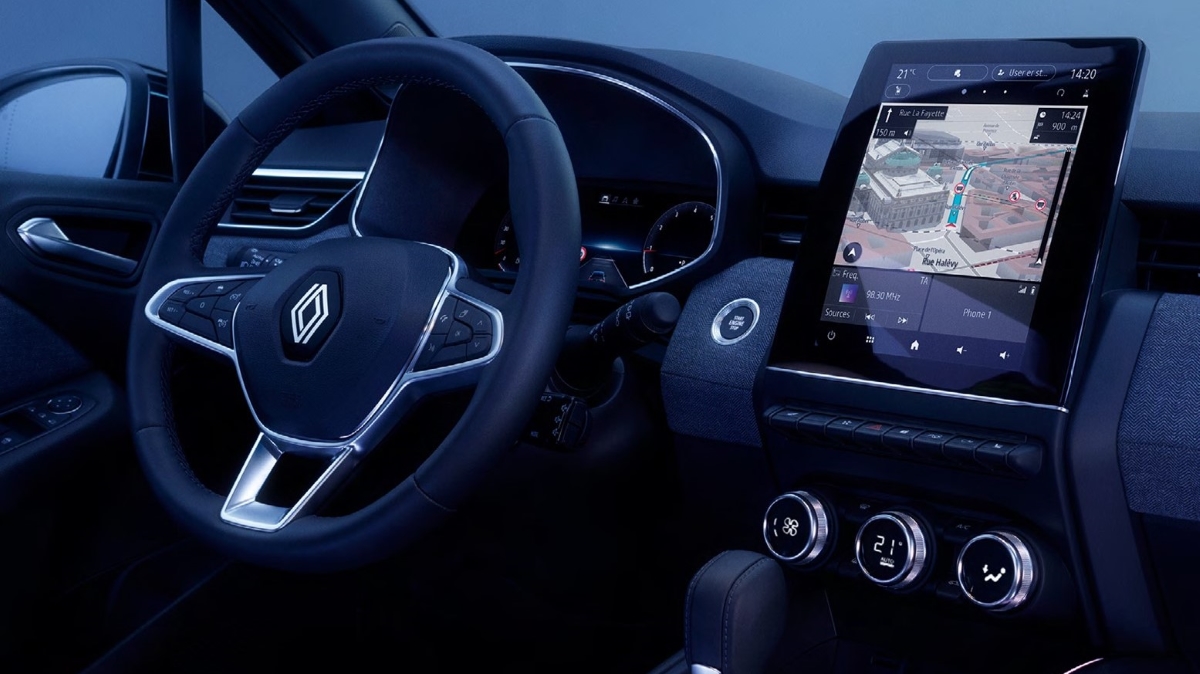 Renault Innards: modernes Armaturenbrett mit großem Touchscreen und Lenkrad im Auto.