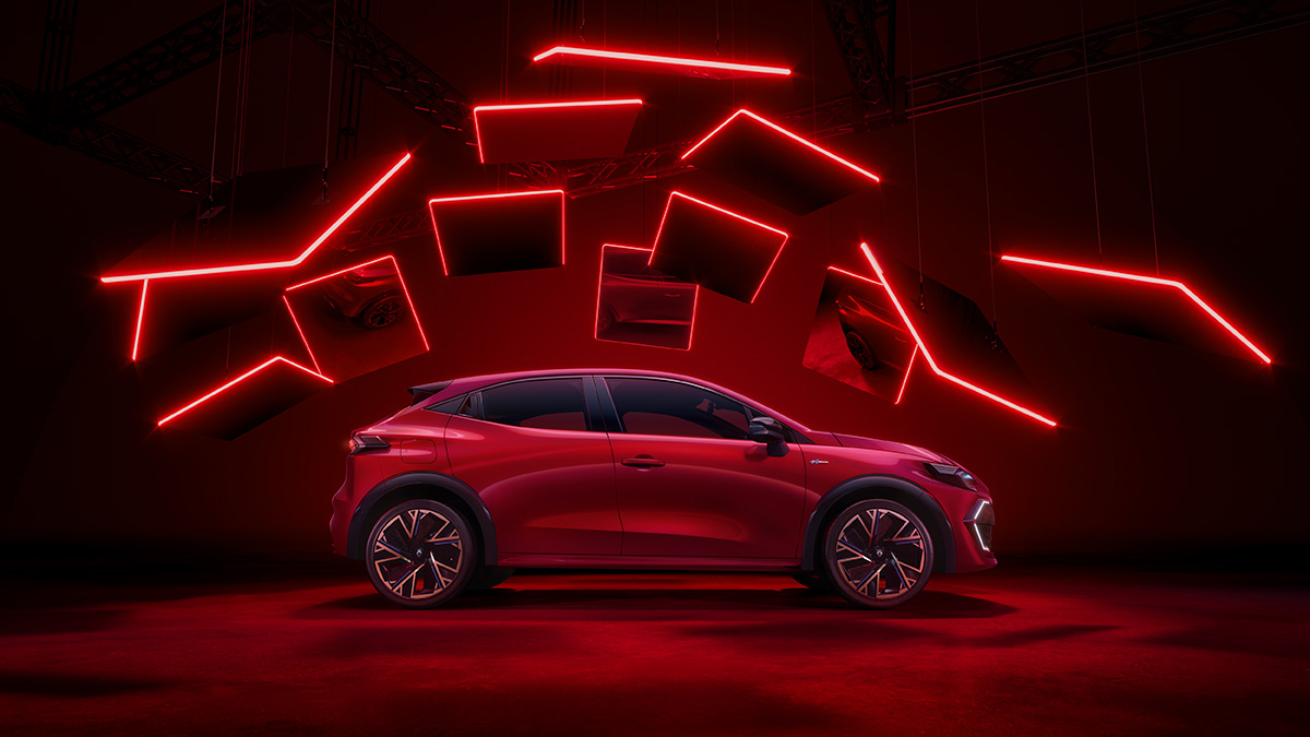 Ein rotes Auto steht vor einer kunstvollen Installation mit leuchtenden roten Linien und reflektierenden Oberflächen.