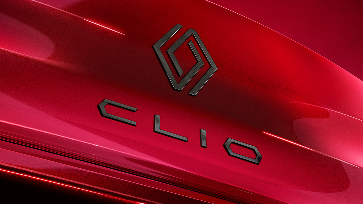 Nahaufnahme des Renault Clio-Logos auf einem roten Autolack. Modernes Design und markante Schriftart.