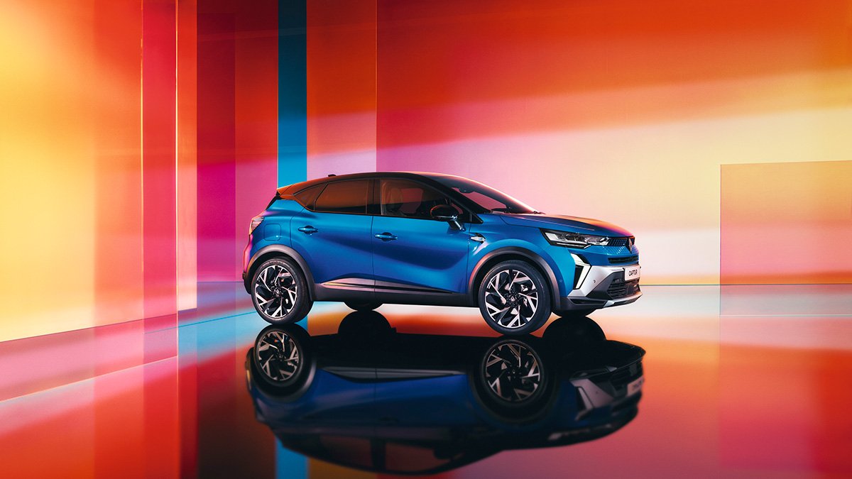 Ein blauer SUV mit glänzenden Felgen, vor einem farbenfrohen Hintergrund aus Rosa, Orange und Blau.