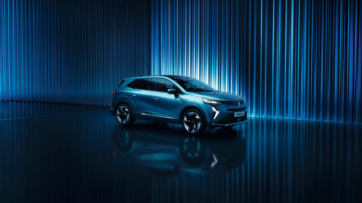Ein moderner blauer SUV steht vor einer beleuchteten blauen Hintergrundwand in einem futuristischen Raum.