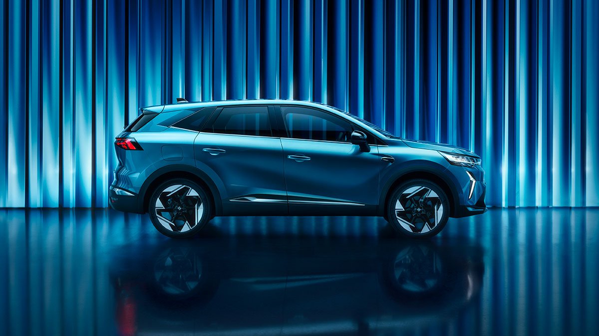 Seitenansicht eines blauen SUV vor einem Hintergrund aus blauen Vorhängen und einem reflektierenden Boden.