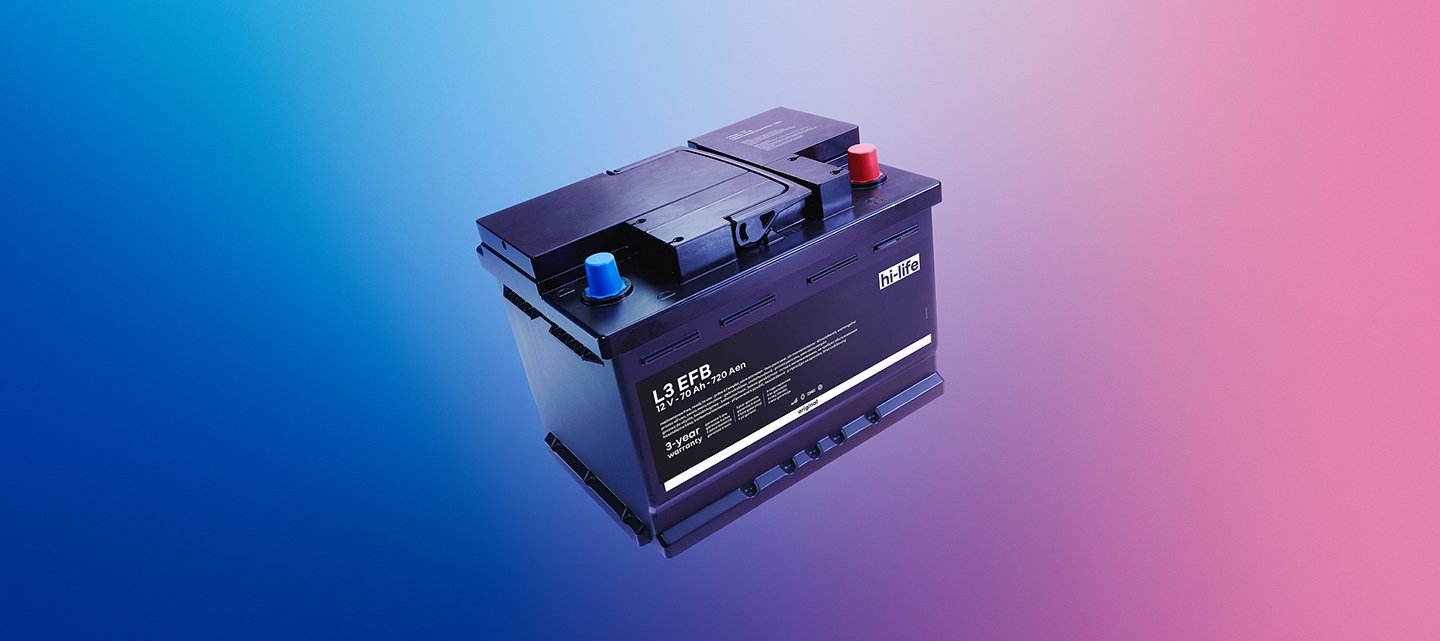 Schwarze Autobatterie auf einem gradienten Hintergrund in Blau und Pink, mit roten und blauen Polklemmen.