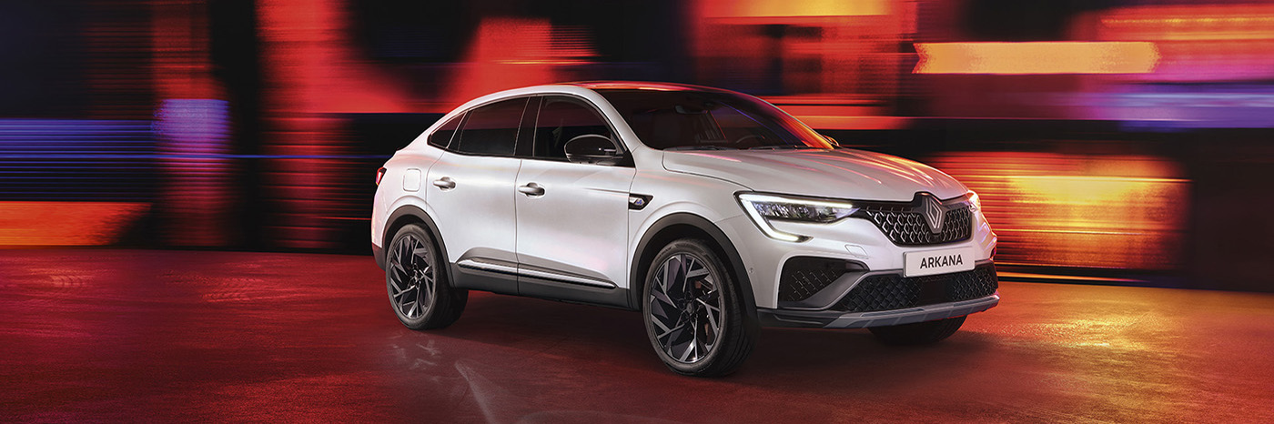 Ein Renault Arkana SUV in Weiß vor einem bunten, beleuchteten Hintergrund.