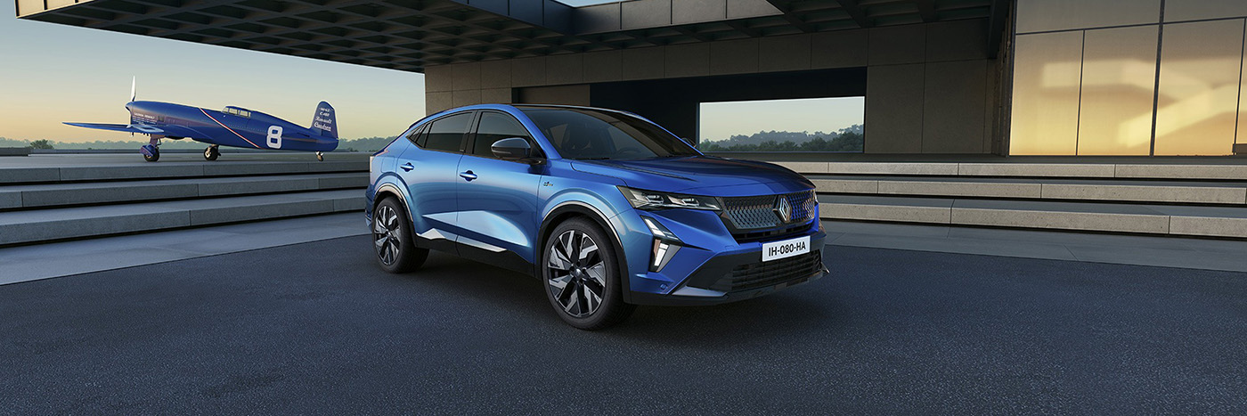 Blauer SUV mit modernem Design, geparkt vor einer stylischen Architektur und einem historischen Flugzeug im Hintergrund.