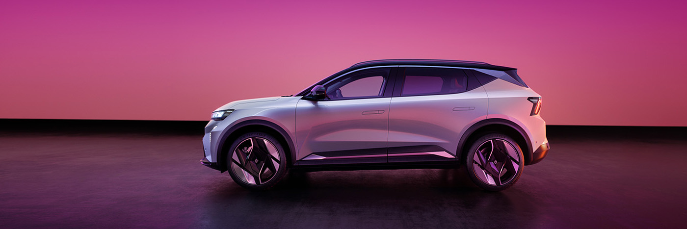 Seitenansicht eines modernen, eleganten Autos in weißer Farbe vor einem pinken Hintergrund.
