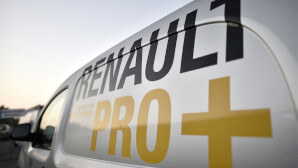 Nahaufnahme eines Renault-Pro+ Transporters mit Logo und grafik im Hintergrund.