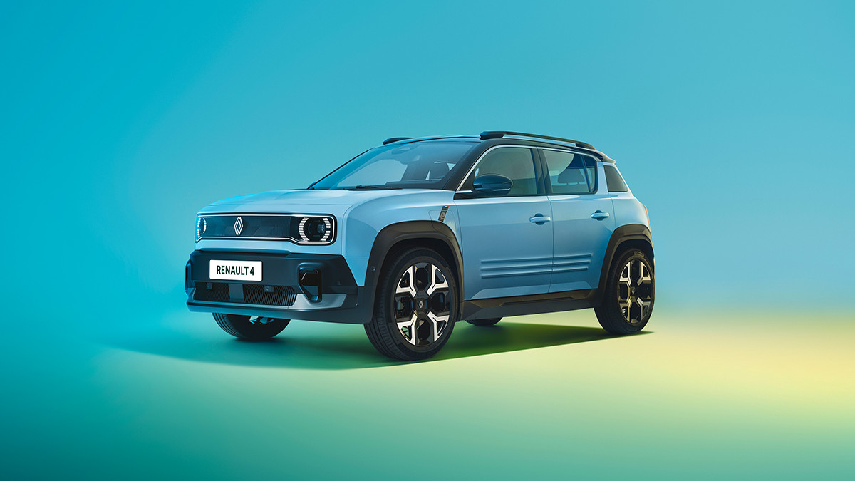 Blauer Renault 4 SUV vor einem hellblauen und gelben Hintergrund, modern und stylish.