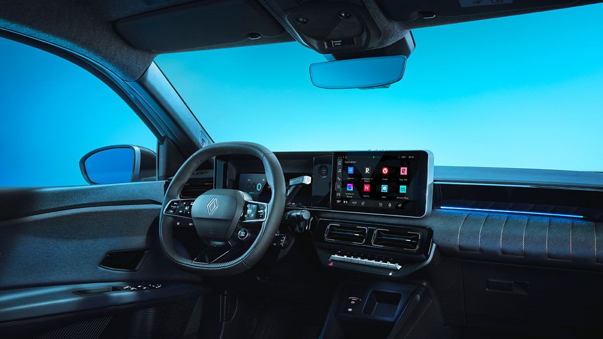 Innenansicht eines modernen Fahrzeugs, mit einem großen Touchscreen und einem stilvollen Lenkrad.