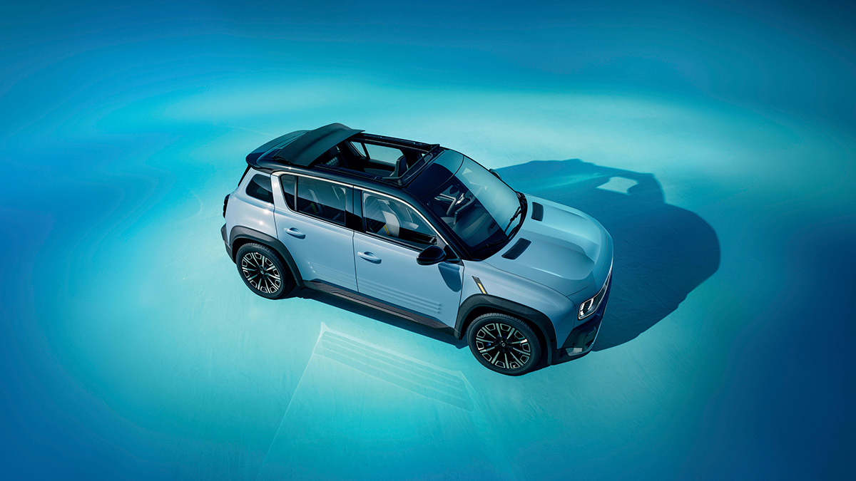 Blauer SUV mit offenem Dach, schwebend über einem blauen Hintergrund. Sportliches Design und moderne Optik.