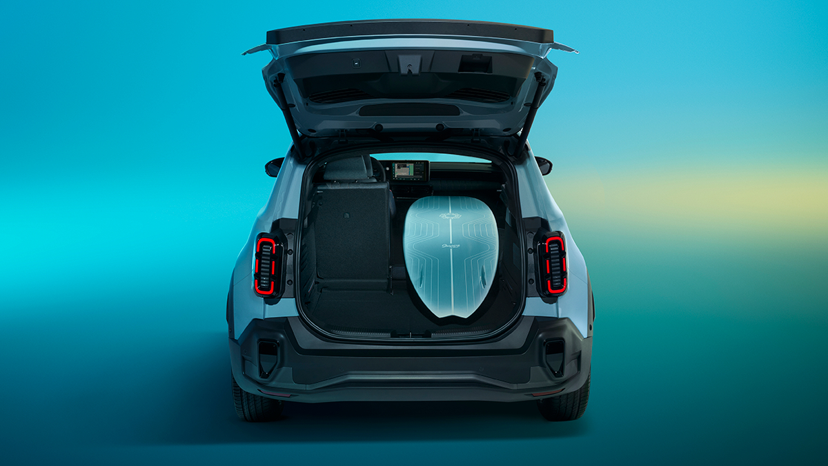 Blick auf den Kofferraum eines Autos mit einer futuristischen Ablage im Inneren vor einem blauen Hintergrund.