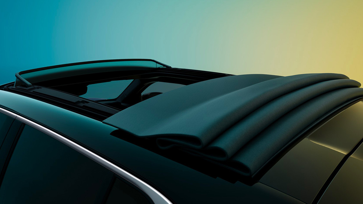 Nahaufnahme eines Autos mit geöffnetem Panoramadach, das eine stilvolle Silhouette zeigt.