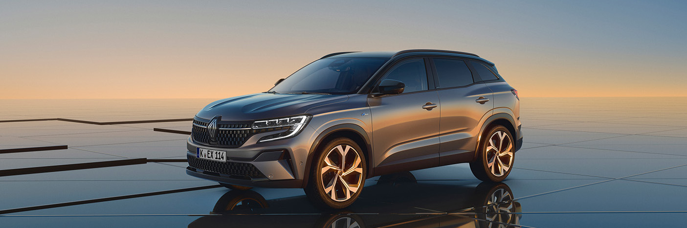 Renault SUV in moderner Umgebung bei Sonnenuntergang, glänzende Oberfläche, stilvolles Design, asiatische Architektur.