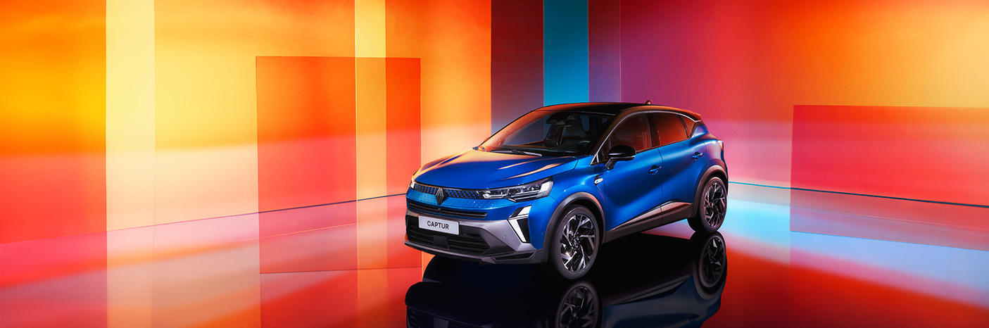 Blauer SUV vor buntem Hintergrund mit geometrischen Formen, modern und stylisch, für Werbung oder Präsentation.
