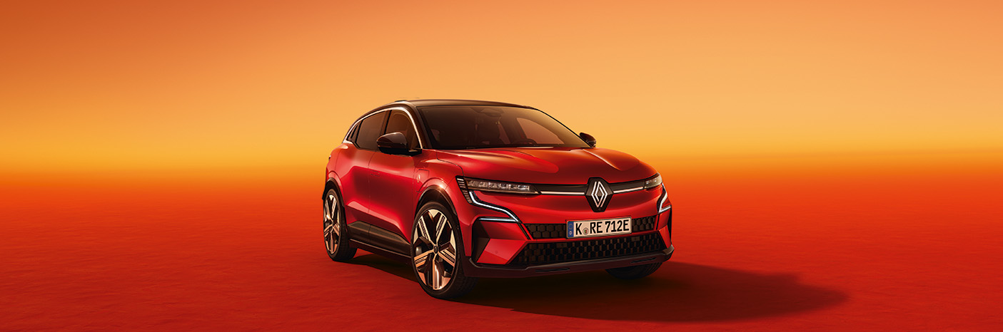 Ein roter Renault SUV vor einem orangefarbenen Hintergrund, symbolisiert modernes Automobildesign.