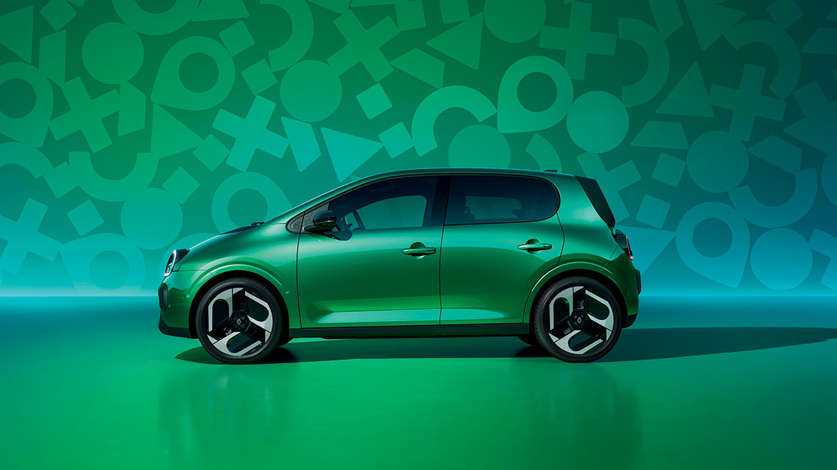 Grünes Auto im Profil vor einem grafischen Hintergrund mit geometrischen Formen in verschiedenen Farben.