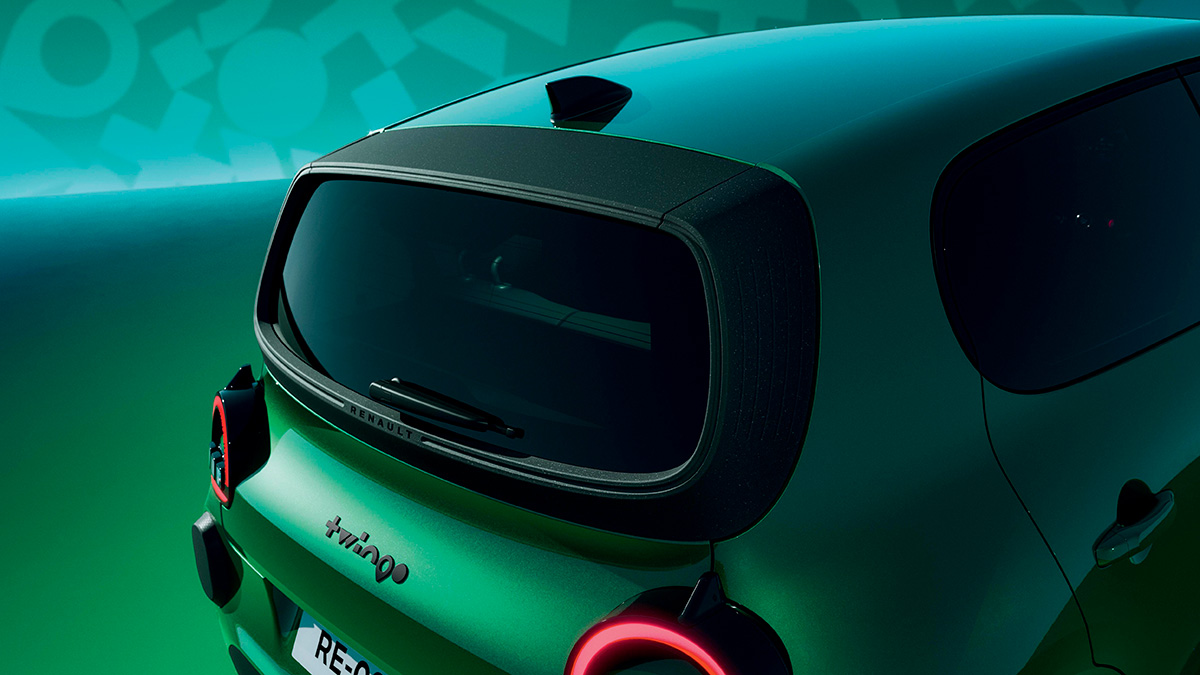 Rückansicht eines Renault Autos in grüner Farbe vor einem hintergrund mit geometrischen Mustern.