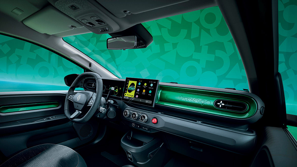 Der Innenraum eines modernen Autos mit digitalem Display und grünem Design. Fokus auf Armaturenbrett und Lenkrad.
