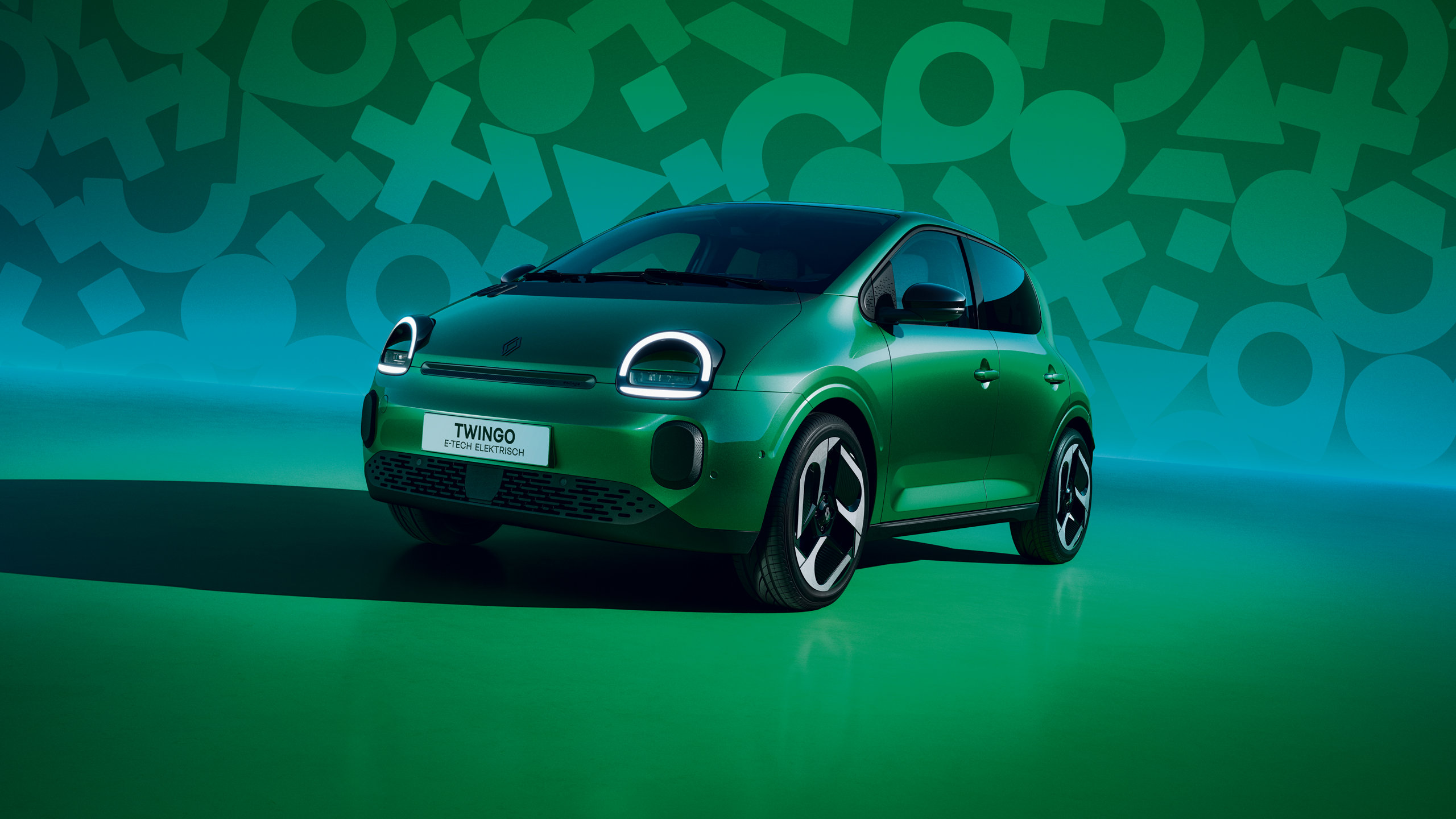 Der Renault Twingo, grün, vor geometrischem Hintergrund, moderne, spielerische Gestaltung.