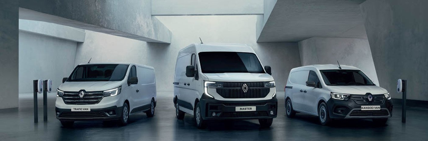 Drei Renault Transporter-Modelle, einschließlich Trafic, Master und Kangoo, nebeneinander in modernem, minimalistischem Raum.