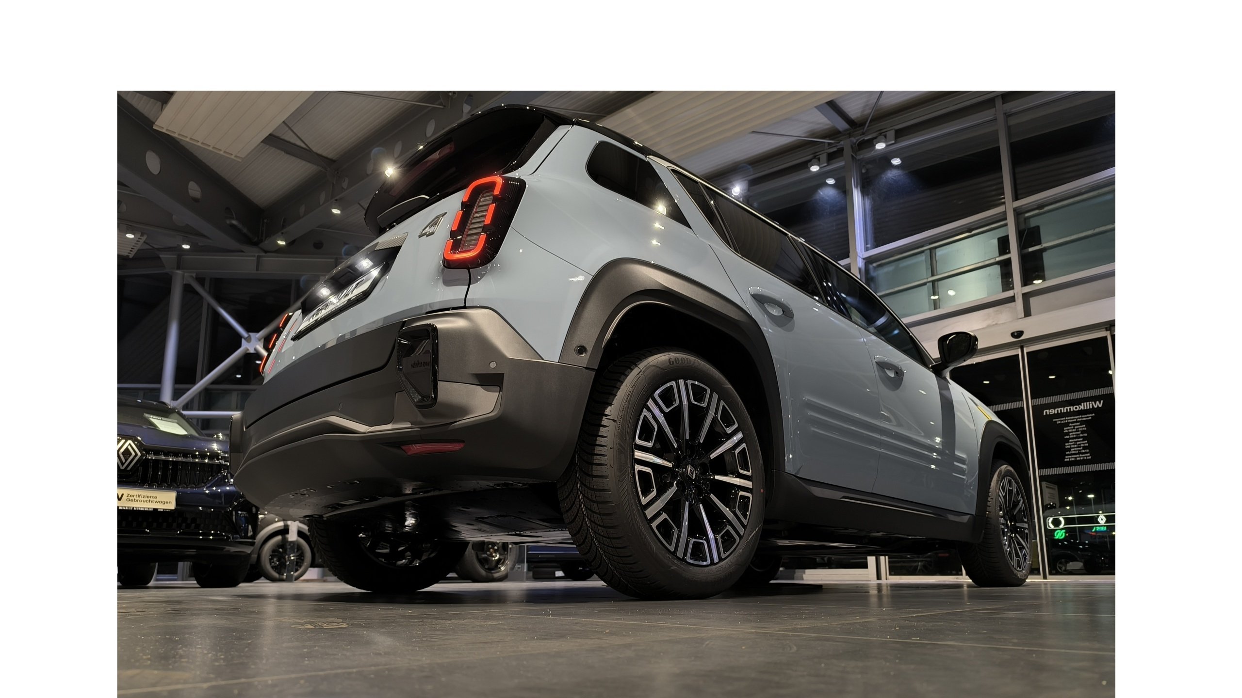 Neues SUV in blau mit modernen Designelementen, ausgestellt in einem Autohaus mit schicker Beleuchtung.