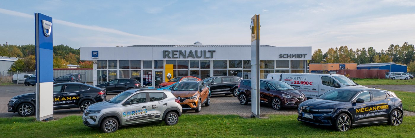 Renault Autosalon Schmidt mit verschiedenen Fahrzeugmodellen auf dem Parkplatz, darunter SUV und Limousinen.