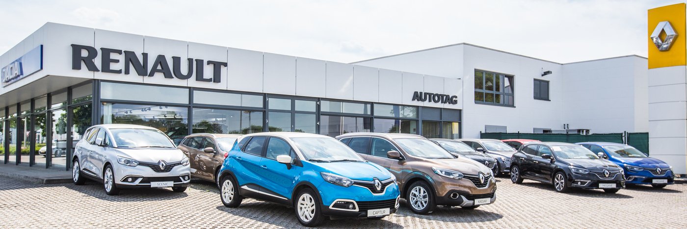 Renault Autohaus mit mehreren Fahrzeugen, darunter Modelle in verschiedenen Farben, bei Tageslicht.