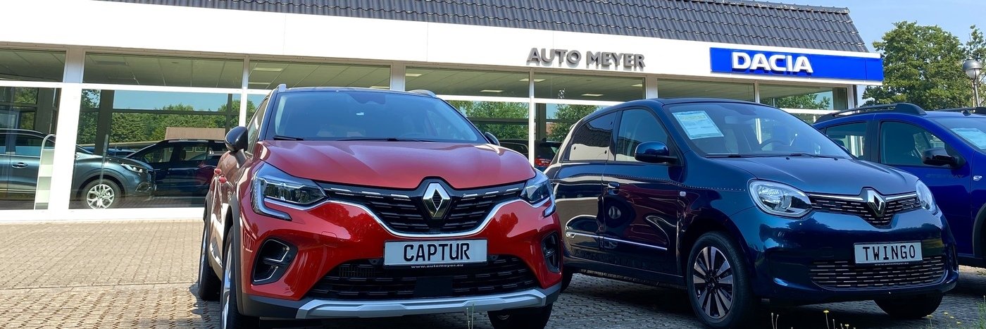 Renault Captur und Twingo vor Auto Meyer Dacia Autohaus, mit klarem Himmel im Hintergrund.