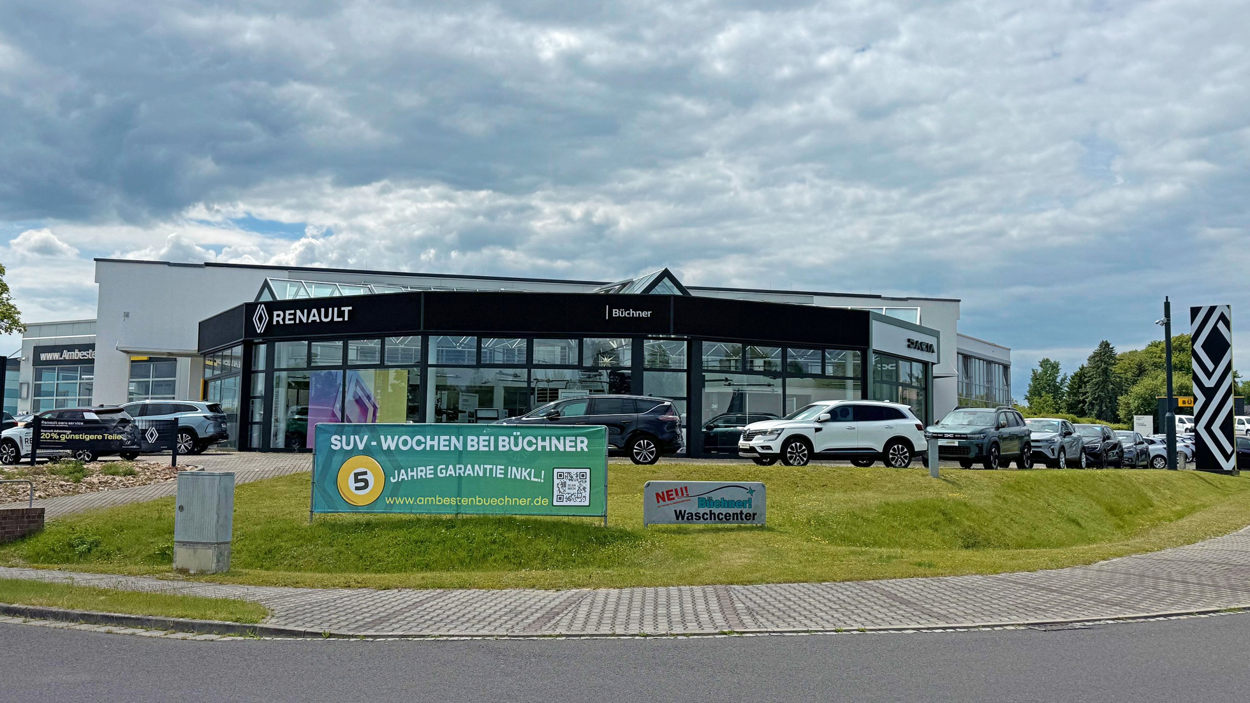 Renault Autohaus Büchner mit SUVs und neuen Waschanlagen. Werbung für 5 Jahre Garantie auf SUVs.