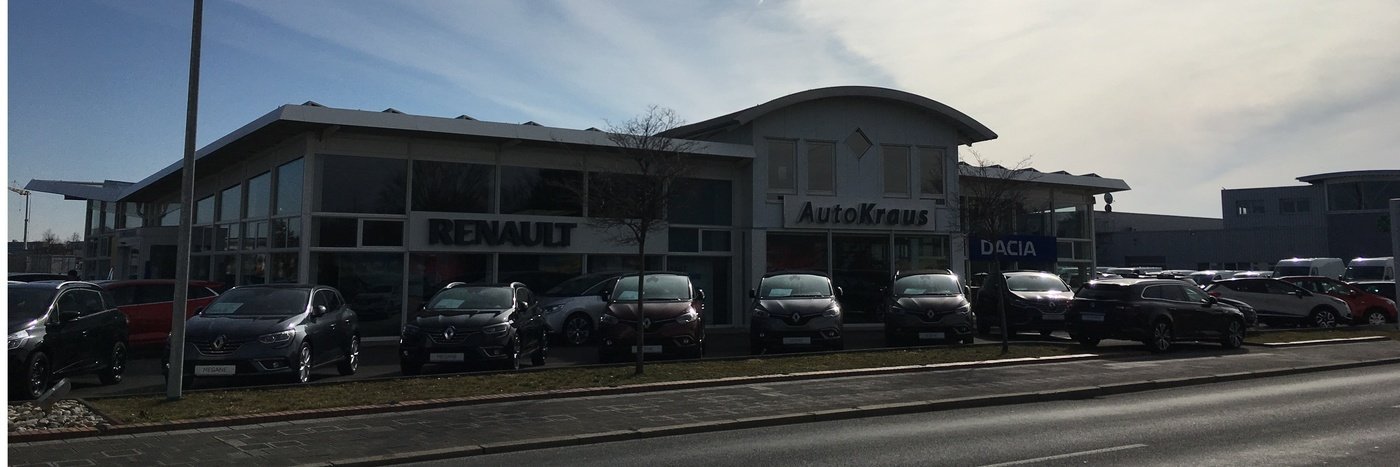 AutoKraus Autohaus mit Renault und Dacia Fahrzeugen auf dem Parkplatz in sunny weather.