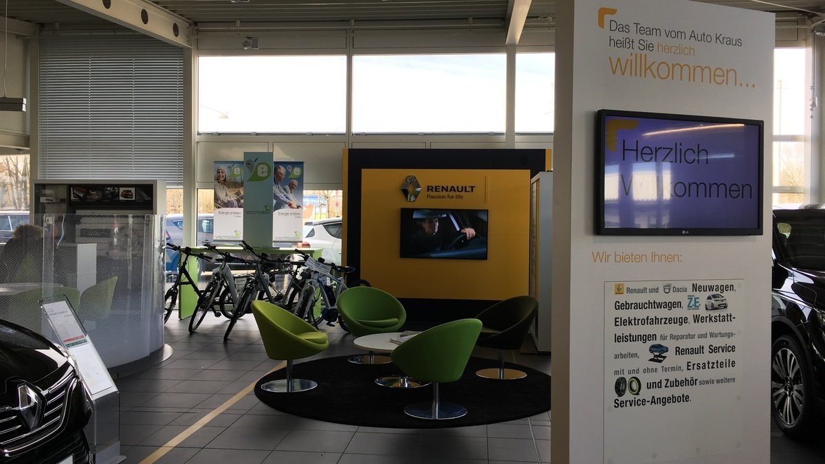 Renault Autohaus mit modernem Empfangsbereich, Fahrrädern und freundlichem Willkommen-Schild.