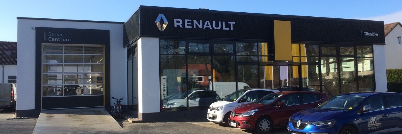 Renault Autohaus mit Servicezentrum, modernen Fahrzeugen und gelber Akzentwand.