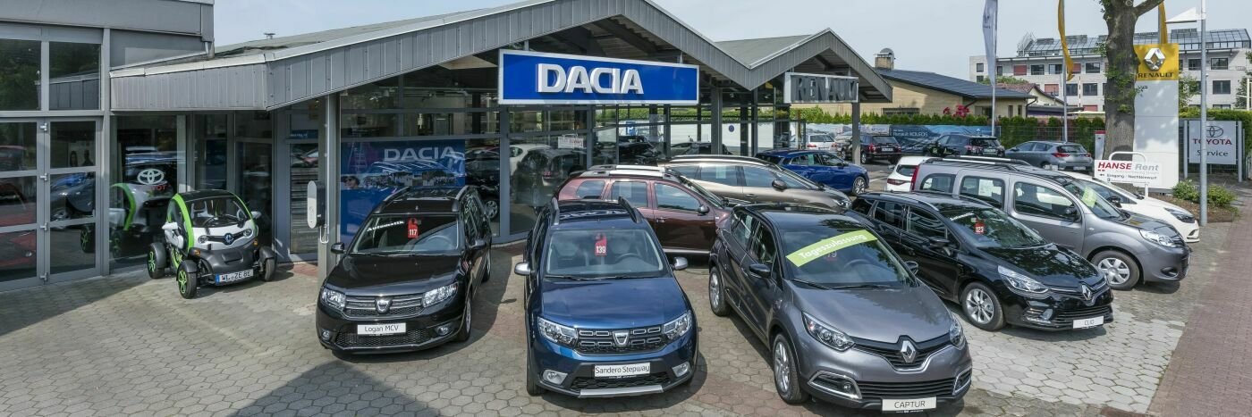 Autohaus Dacia mit verschiedenen Fahrzeugen, darunter Limousinen und SUVs, in einer ansprechenden Verkaufsumgebung.