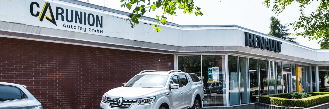 Renault Autohaus mit einem silbernen SUV und dem Schriftzug Carunion AutoTag GmbH.