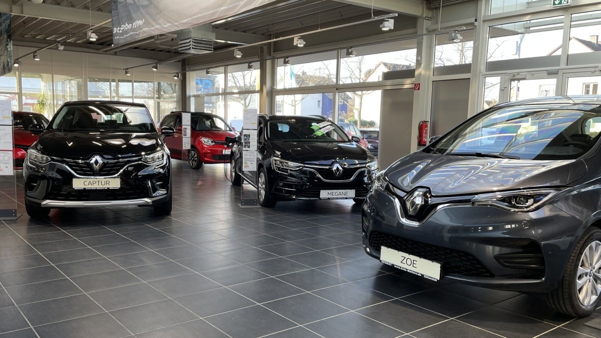 Renault Autohaus mit verschiedenen Modellen: Captur, Megane und Zoe in einer hellen Verkaufsumgebung.