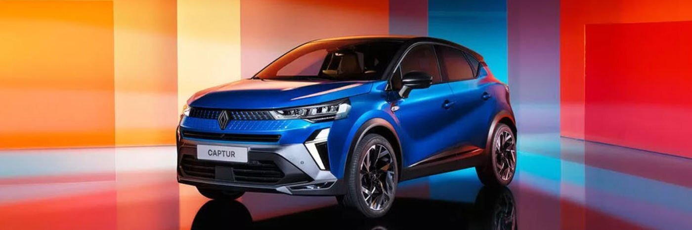 Ein blauer Renault Captur vor einem farbigen Hintergrund mit orange, blau und pinke Tönen.