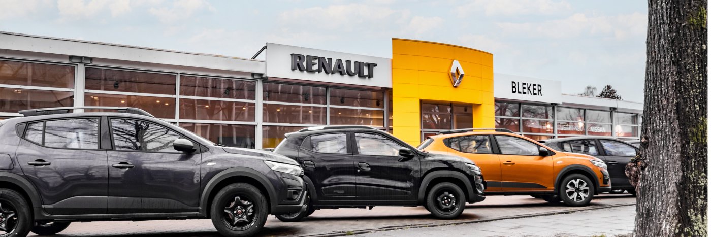 Renault Autohäuser mit mehreren Fahrzeugen, darunter SUV-Modelle, vor dem Geschäftsschild im Freien.